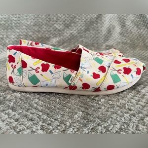 TOMS Teacher Print Canvas Shoes Size 9